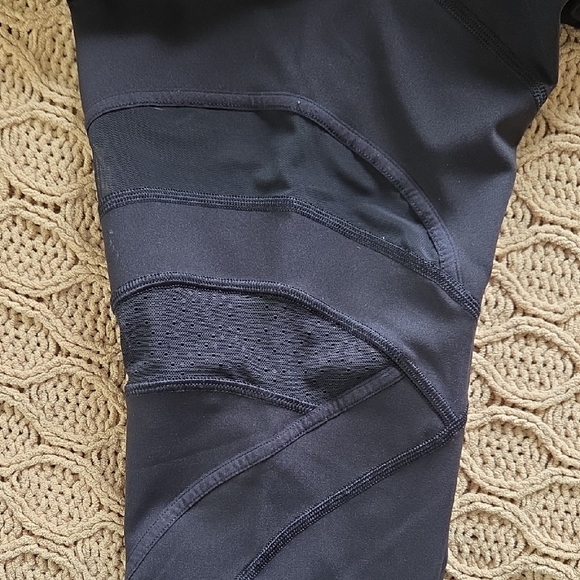 Lululemon Black Wunder Under High-Rise Tights with Mesh Panels - Size 4 - Picture 5 of 8